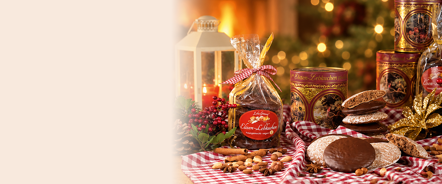 Feine Elisen-Lebkuchen auf festlich gedecktem Tisch