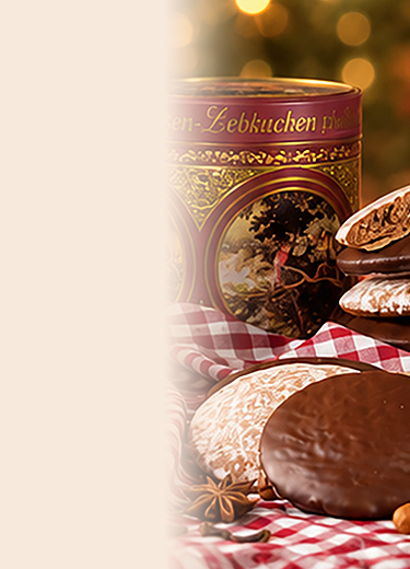 Feine Elisen-Lebkuchen auf festlich gedecktem Tisch